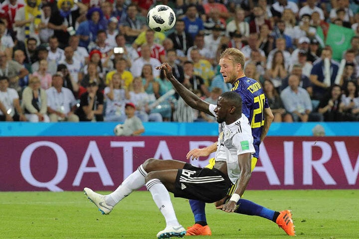 Der Schockmoment: Ola Toivonen (.r.) bringt Schweden mit 1:0 in Führung. Antonio Rüdiger (l.) kann nicht mehr entscheidend eingreifen.
