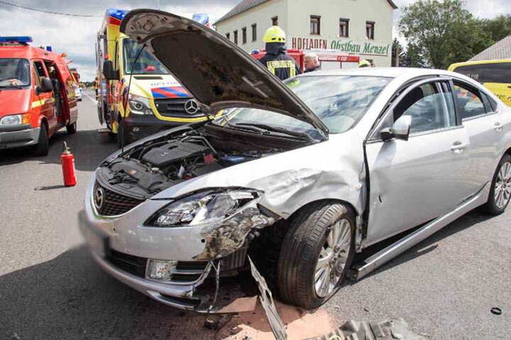 Warum der Fahrer des Mazda die Kontrolle über sein Auto verlor, muss die Polizei nun ermitteln.