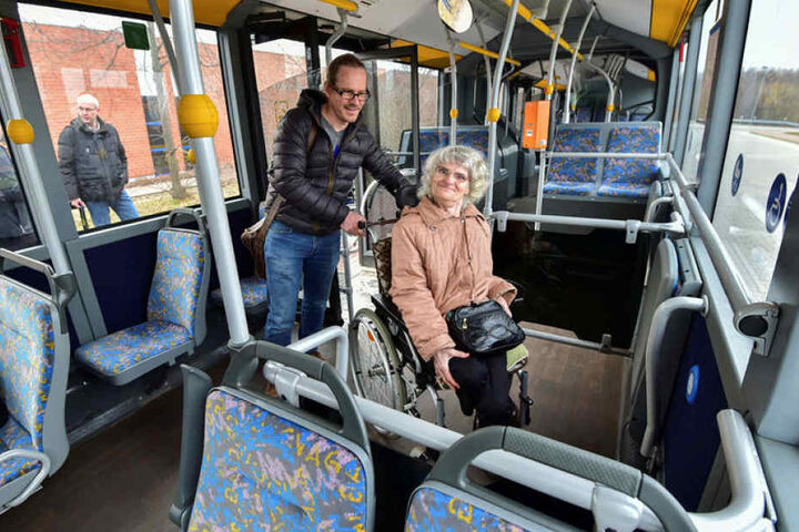 Die neuen CVAG-Busse haben zwei Rolli-Stellplätze, wie von Eva-Maria Beyer (69), Vorsitzende des Kirchlichen Körperbehindertenbundes, und Kay Uhrig (46) von der Mobilen Behindertenhilfe gefordert.