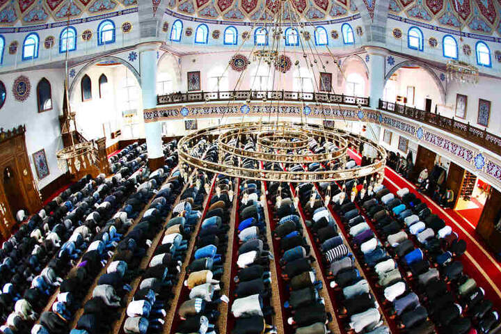 Muslime beten in der Merkez-Moschee in Duisburg (Nordrhein-Westfalen) während des Freitagsgebetes (Archivbild).