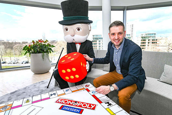 Florian Freitag (32, r.), ist Geschäftsführer der Zwickauer Werbeagentur, die für die Dresden-Edition des Spieleklassikers verantwortlich ist. Mr. Monopoly (alter Unbekannt, l.) kann es kaum erwarten, das Spiel mal zu testen.