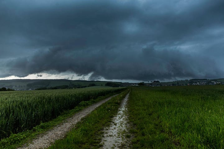 Dunkle Wolken ziehen am Donnerstag übers Land.