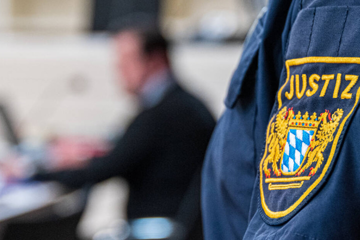 Die Staatsanwaltschaft fordert für den Angeklagten eine lange Haftstrafe. (Symbolbild)