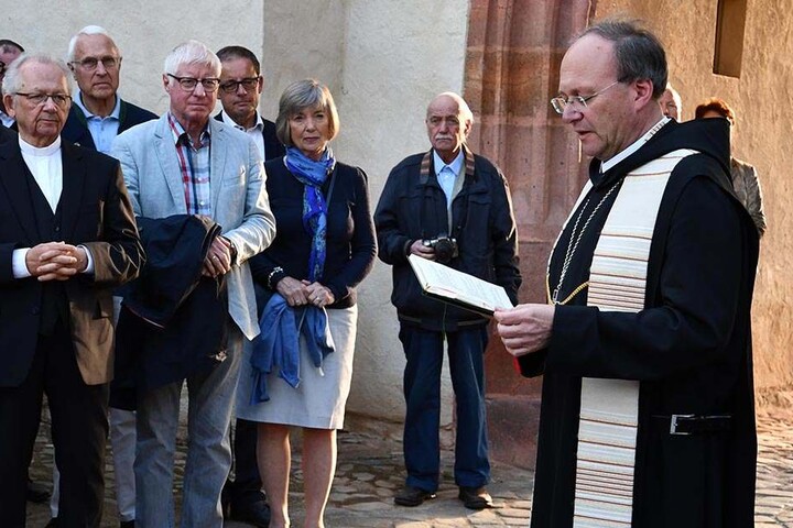 Abt Barnabas Bögle bei der kirchlichen Segnung des sanierten Torhauses.