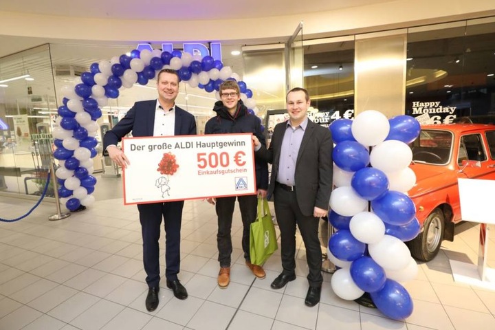 Den Hauptgewinn von 500 € ergatterte Olaf (mitte) , 31, aus Loschwitz.