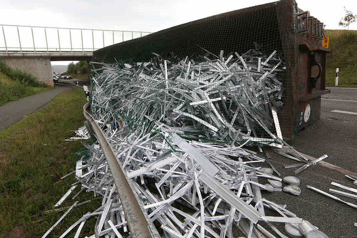Tonnenweise Alu-Schrott hat sich auf der Bundesstraße verteilt.