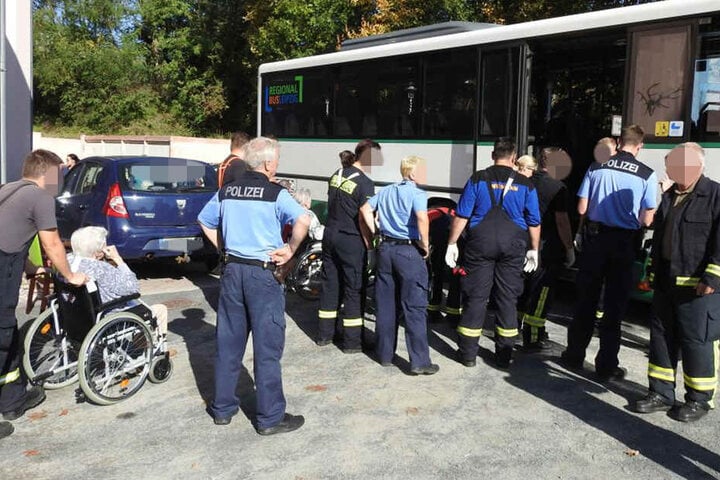 Die übrigen Senioren werden mit dem Bus an einen anderen Ort gebracht.