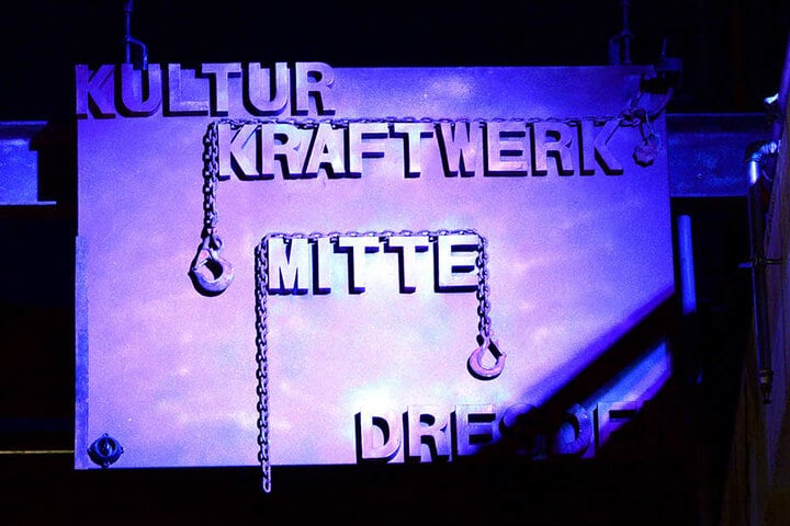 Mit blauem Licht angestrahlt - die Metallplatte mit der Aufschrift „Kulturkraftwerk Mitte“.