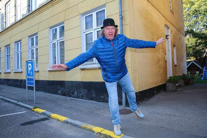 Aus dieser Gasse stürmte Egon im zehnten Film, als er mal wieder vor der Polizei reißaus nahm. Und schaute genau wie Matthias Gräfe (59) aus Erfurt ...