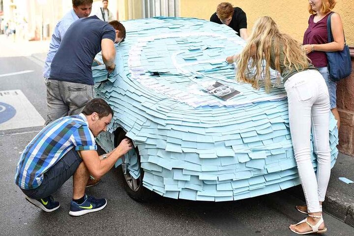 Von dem Auto sieht man nur noch die Reifen.