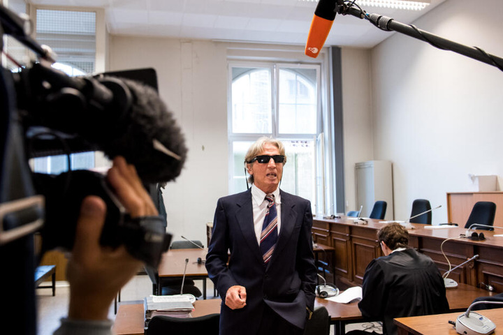 Mit Sonnenbrille und im Anzug trat Jauernik auch an den anderen Prozesstagen vor die Presse.