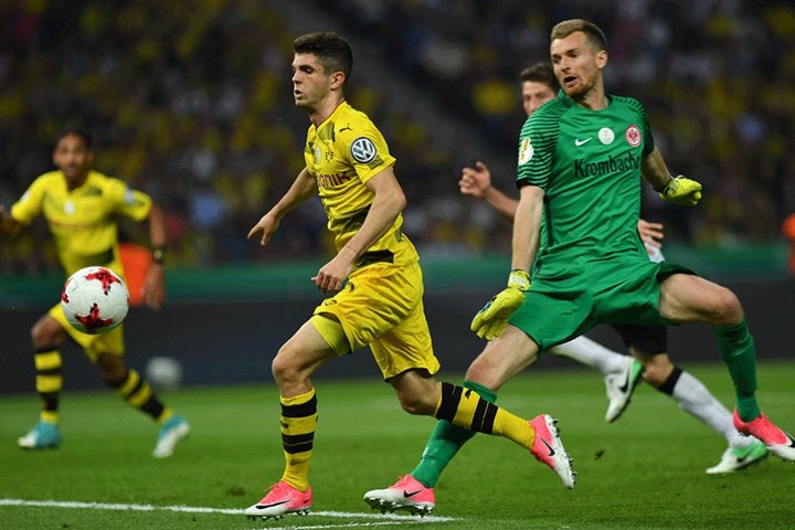 Gleich hebt Christian Pulisic (li.) nach der Berührung von Torwart Lukas Hradecky ab und der Elfmeterpfiff folgt.