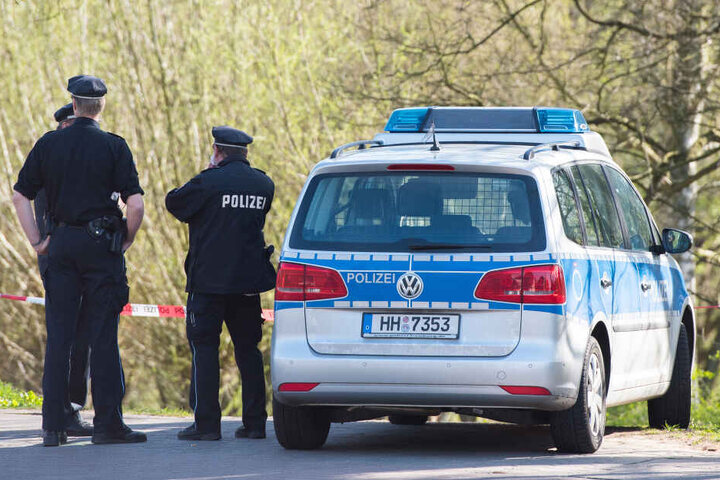Beamte der Hamburger Polizei stehen an einem Einsatzort. (Symbolfoto)