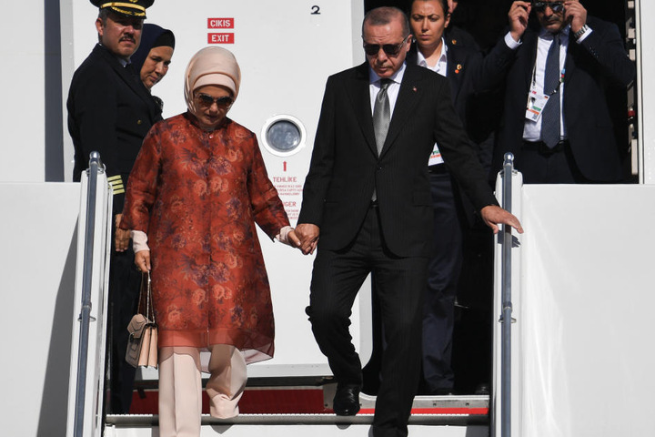 Recep Erdogan mit seiner Frau am Flughafen Köln/Bonn.