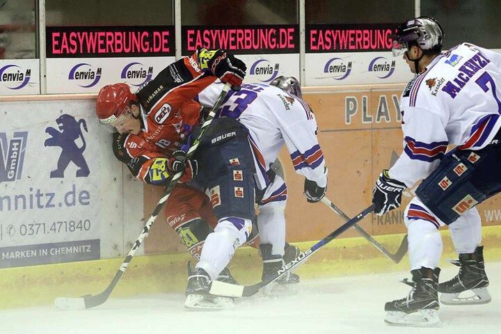 Bernhard Keil (18, Crimmitschau) mit harter Bandenarbeit gegen Michael Christ (13, Kassel Huskies) und Jens Meilleur.