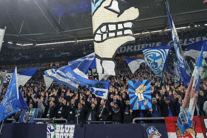 Zwei Schalke-Anhänger prügelten sich mit zwei Fußball-Fans von Manchester City.