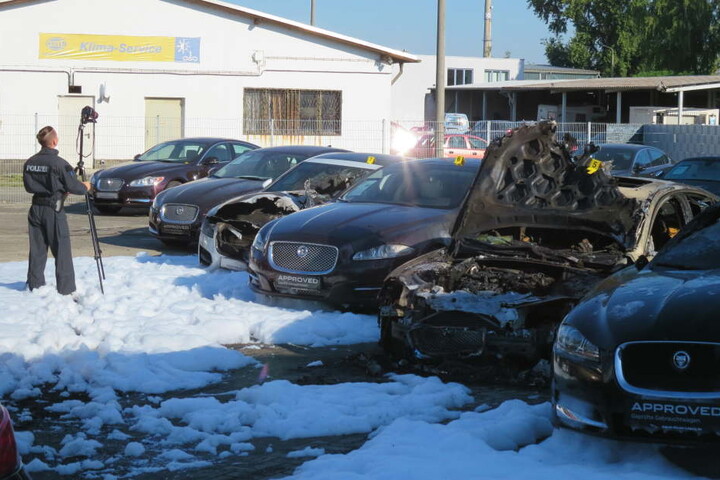 Brandanschlag auf Leipziger Jaguar-Autohaus Plautstraße / Reineckestraße.