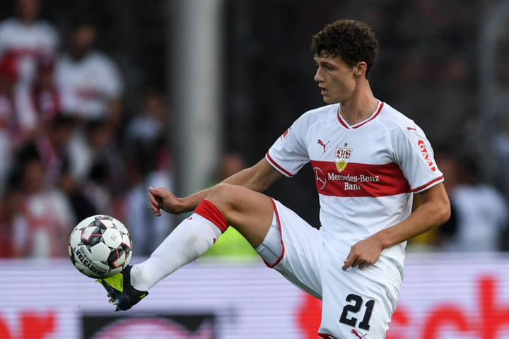 Benjamin Pavard nimmt bei einem VfB-Spiel im September den Ball an.