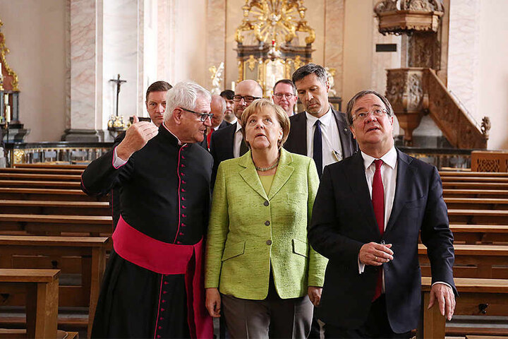 Außerdem zeigte er der Bundeskanzlerin, Angela Merkel, eine Kirche aus seinem Viertel.