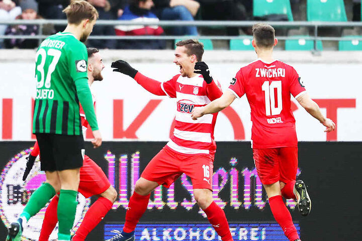 Anthony Barylla (M.) freut sich über seinen traumhaften Treffer, Morris Schröter (verdeckt) und Chistian Bickel sind die ersten Gratulanten.