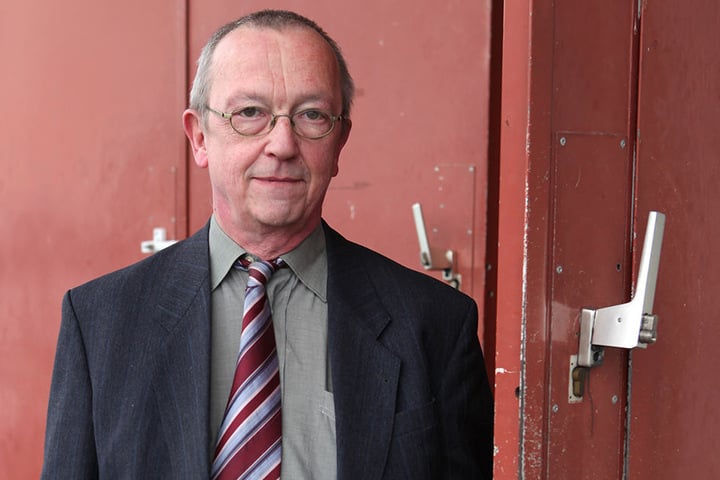 Der Dresdner JVA-Anstaltsleiter Ulrich Schwarzer (63) hat „umfassende
Aufklärung“ versprochen. Seine Häftlinge sollen jetzt Strafanzeige gestellt
haben.
