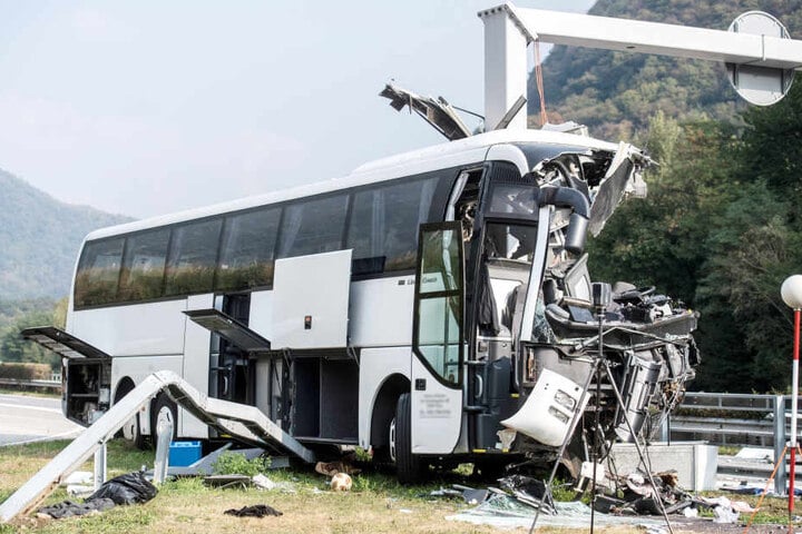 Der verunglückte deutsche Reisebus steht neben der Fahrbahn auf der Autobahn A2 im Kanton Tessin.