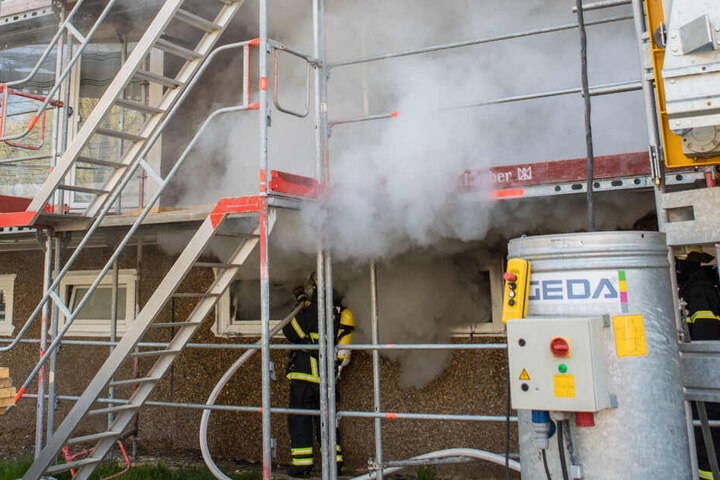 Starker Rauch dringt aus einem Kellerfenster.