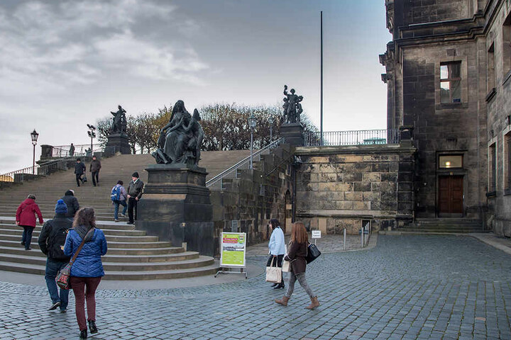 Der Aufzug für die Brühlsche Terrasse ist an der rechten Seite (Tür) geplant.