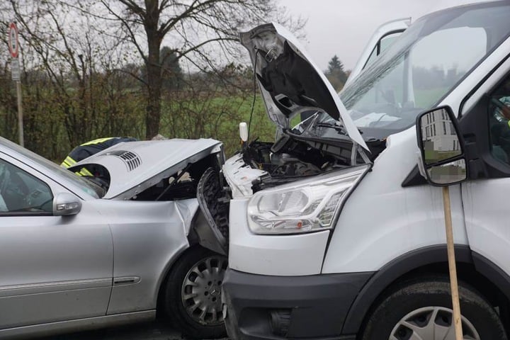 Der Unfall geschah, als der Transporter abbiegen wollte.