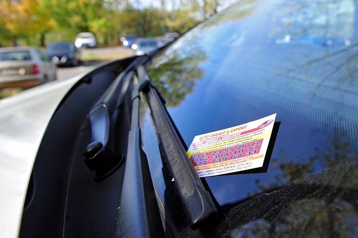 "Wollen Sie Ihr Auto verkaufen?" Diese Karten stecken täglich an vielen Autos. Dabei ist diese Werbeform verboten.