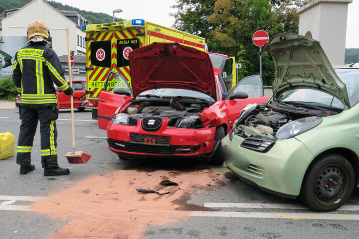 Bei dem Unfall wurden zwei Personen verletzt.