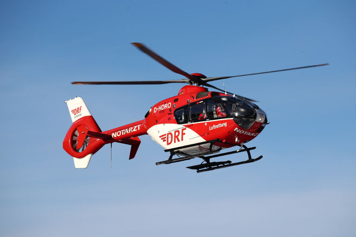 Ein Rettungshubschrauber brachte den schwer verletzten Landwirt in eine Klinik. (Symbolbild)