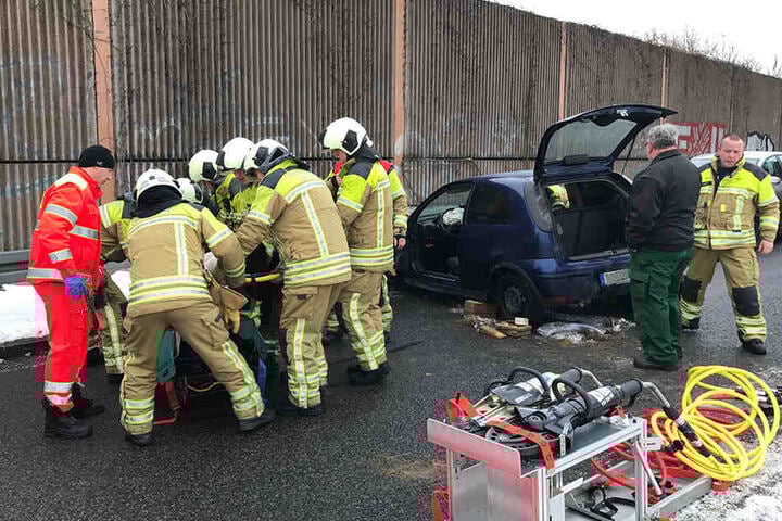 Die Opel-Fahrerin musste aus ihrem Wagen befreit werden.