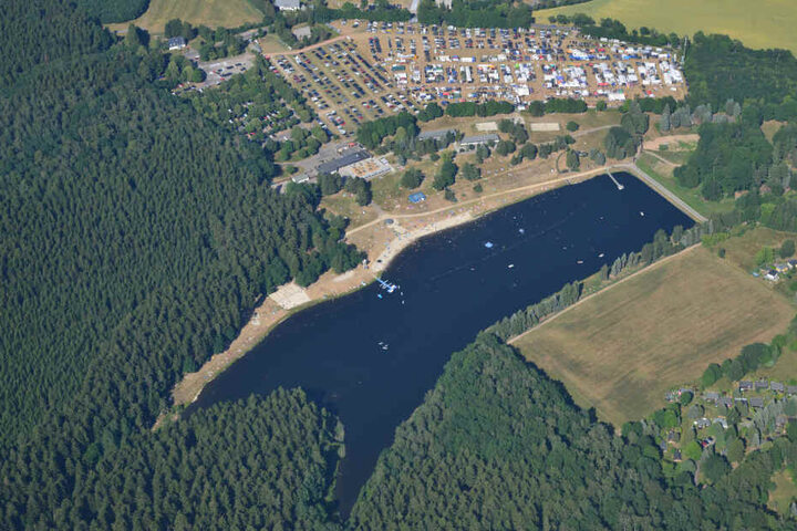 Der Stausee Rabenstein liegt eingebettet im Rabensteiner Wald.