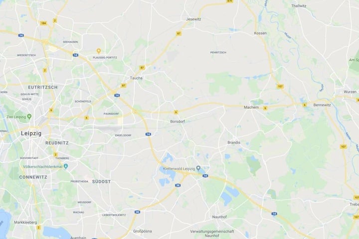 Zunächst wurde in ein Mietshaus in Borsdorf eingebrochen, ehe ein 30-jähriger Tatverdächtiger mit dem gestohlenen Auto in Wurzen ein schwerer Unfall verursacht wurde.