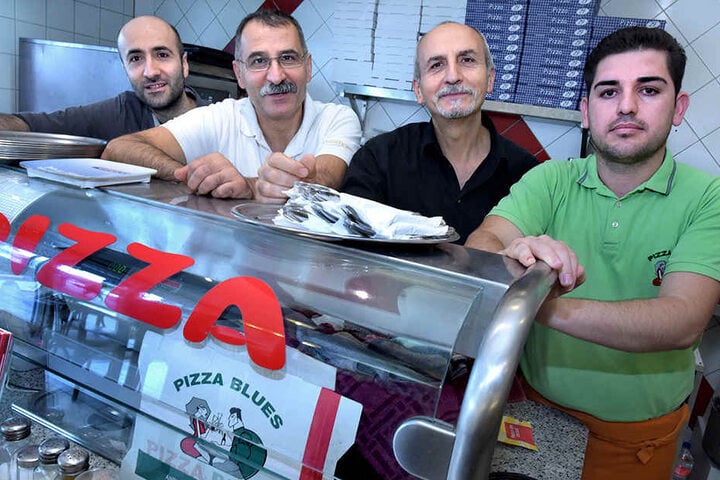 Sinan Turan (2.v.l.) schließt die Pizzeria zu 2018. Es folgt ein Döner-Imbiss.