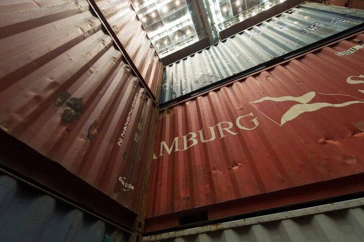 Die Verbrecher gaben vor, Teppiche per Container ins Land zu holen. (Symbolbild)