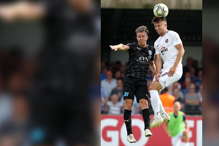 Augen zu und durch: Tom Baumgart (r.) gewinnt das Kopfballduell gegen Christoph Göbel. Baumgart mausert sich zur festen Größe beim FCE.
