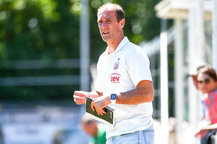Er schaut zwar nicht ganz so, aber mit dem Test in Auerbach war FSV-Trainer Joe Enochs zufrieden.