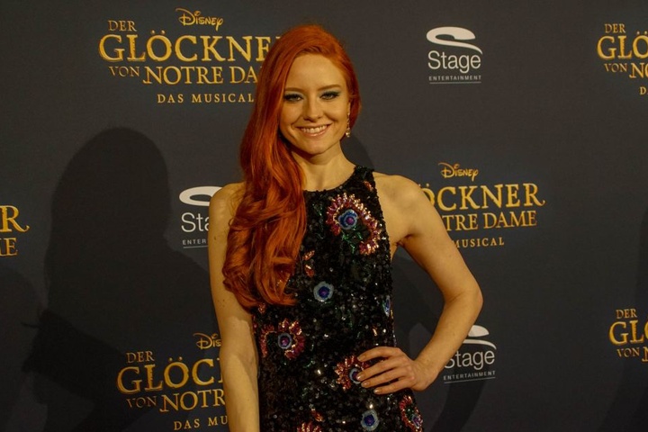 Model Barbara Meier erschien am Sonntagabend zur Premiere des Disney Musicals.