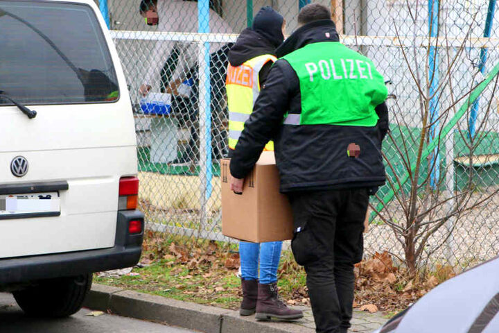 Etwa 300 Beamte durchsuchten Gebäude im gesamten Stadtgebiet.