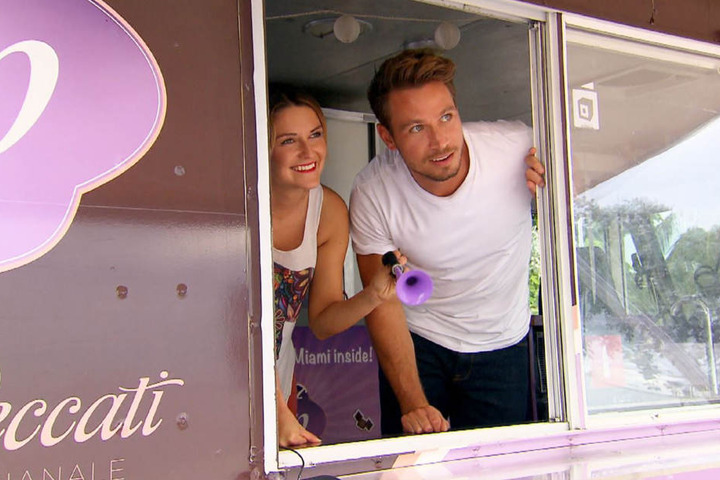 Wie süß ist das denn? Viola und Sebastian verteilen bei ihrem Einzeldate Eis an Kinder.