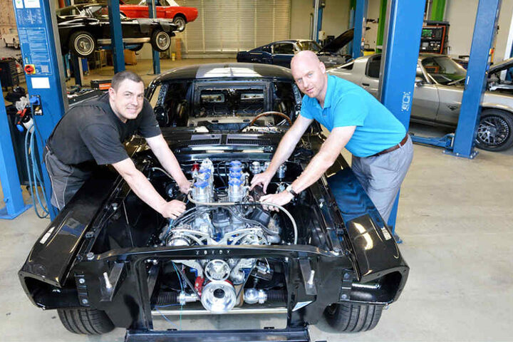 Mechaniker Andreas Kaden (38, l.) und Chef Christoph Herbrig (33) an dem edlen Mustang.