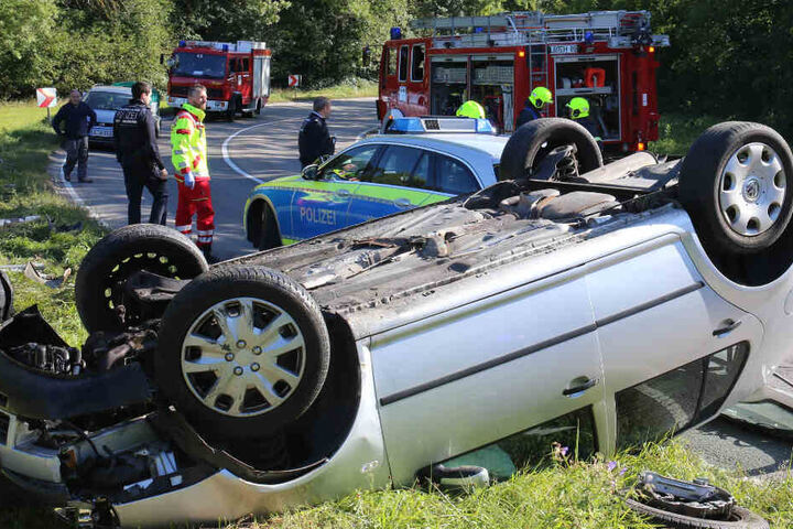 Das Auto landete auf dem Dach.
