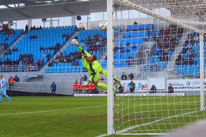 Johannes Brinkies (Zwickau) streckt sich vergeblich nach dem Schuss von Björn Jopek. Der Ball schlägt zum 1:0 ein.