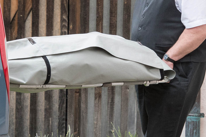 Die Einsatzkräfte konnten den 79-Jährigen nur noch tot aus dem Erdgeschoss bergen (Symbolbild).