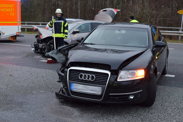Das Auto der Unfallverursacherin ist an der Beifahrerseite schwer beschädigt.