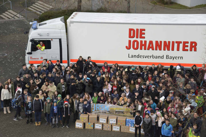 Alle haben gemeinsam angepackt, um die Päckchen fertig zu machen und zu verladen.