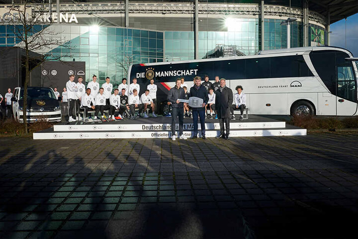 Oliver Bierhoff (50) übernahm symbolisch den Schlüssel für den neuen Bus der Fußball-Nationalmannschaft.