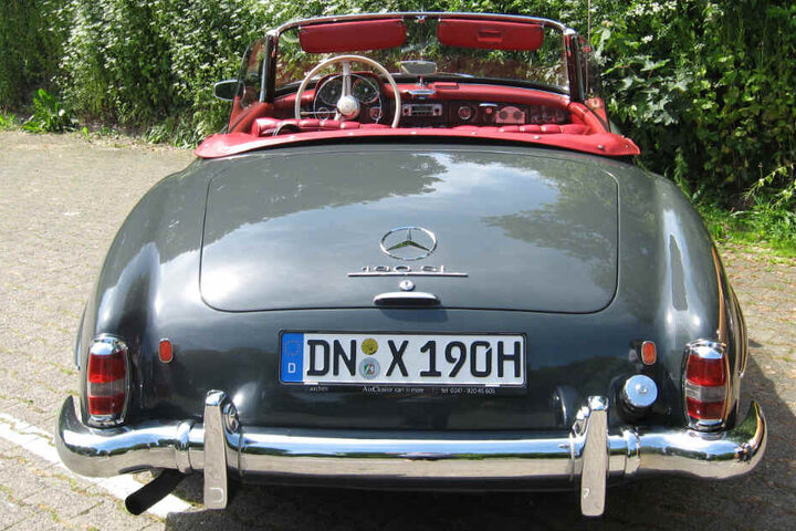 Die Polizei bittet nun die Bevölkerung bei der Suche nach dem Oldtimer um Mithilfe.